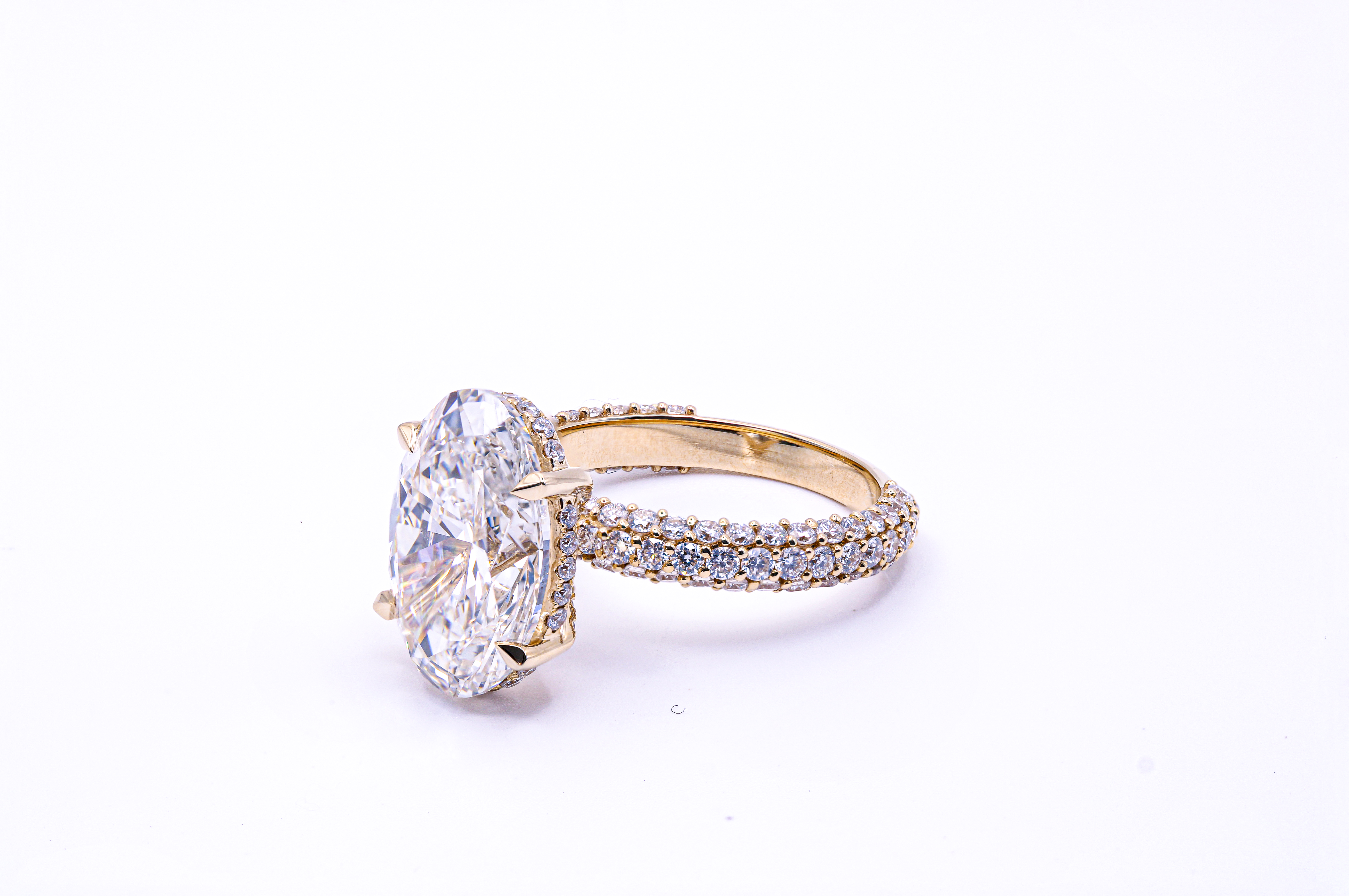 Oval diamond pave ring detail